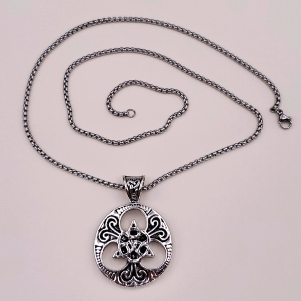 Celtic Knot Silver Tone Chain Pendant Necklace - Picture 3 of 6